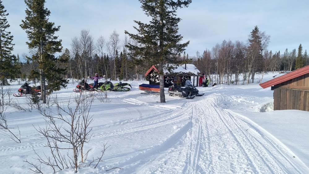 Snøscootere ved en rasteplass i Rendalens vinterlandskap